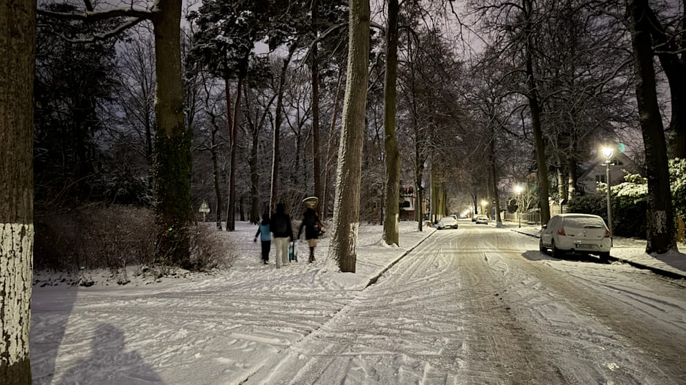 Ein Pärchen und ein Kind laufen mit gepackten Koffern aus den Haus. Die Mutter sagt: „Sie können berichten, dass Familien mit Kindern ins Hotel gehen müssen.“ Bei 45.000 betroffenen Haushalten sollten auch die Hotelplätze knapp werden