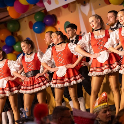 Kammerkätzchen und Kammerdiener bei der Sitzung der Rundschau