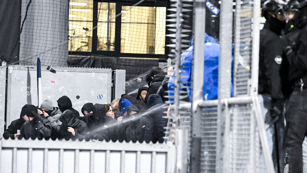 Polizisten setzen Pfefferspray gegen die Genk-Fans ein
