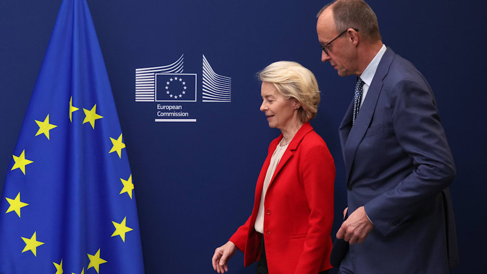 Von Davos nach Brüssel: Bundeskanzler Friedrich Merz tauschte sich vor Beginn des EU-Gipfels mit Kommissionschefin Ursula von der Leyen aus