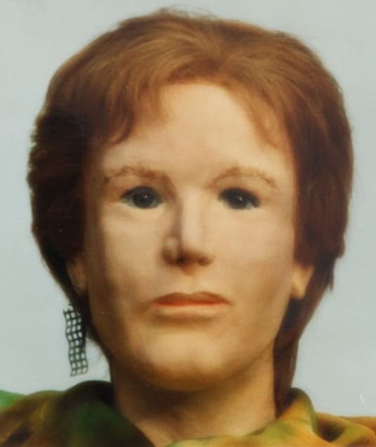 Die Frau trug vermutlich einen gitterartigen, rechteckigen Ohrring mit dunkelblauer Beschichtung aus Metall (Titan) am rechten Ohr