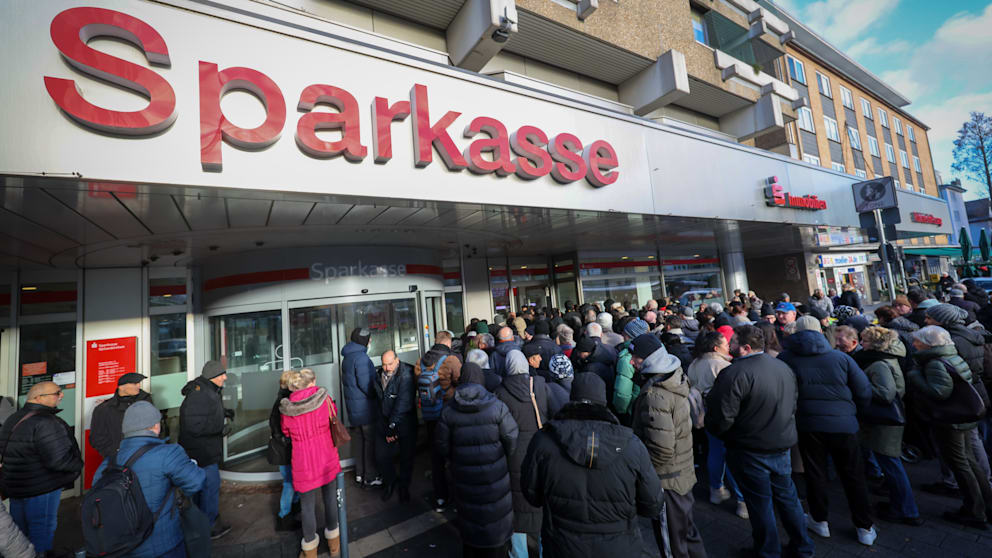 Kunden sorgten sich nach dem Einbruch um ihre Wertsachen, verlangten am 30. Dezember Aufklärung von der Bank