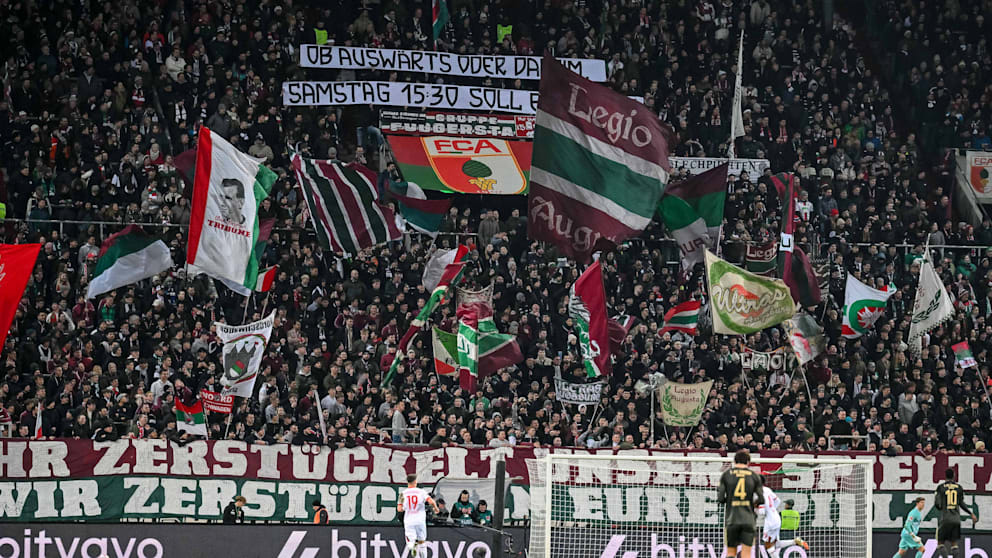 Die Augsburg-Fans protestieren gegen die Anstoßzeit am Donnerstag um 20.30 Uhr