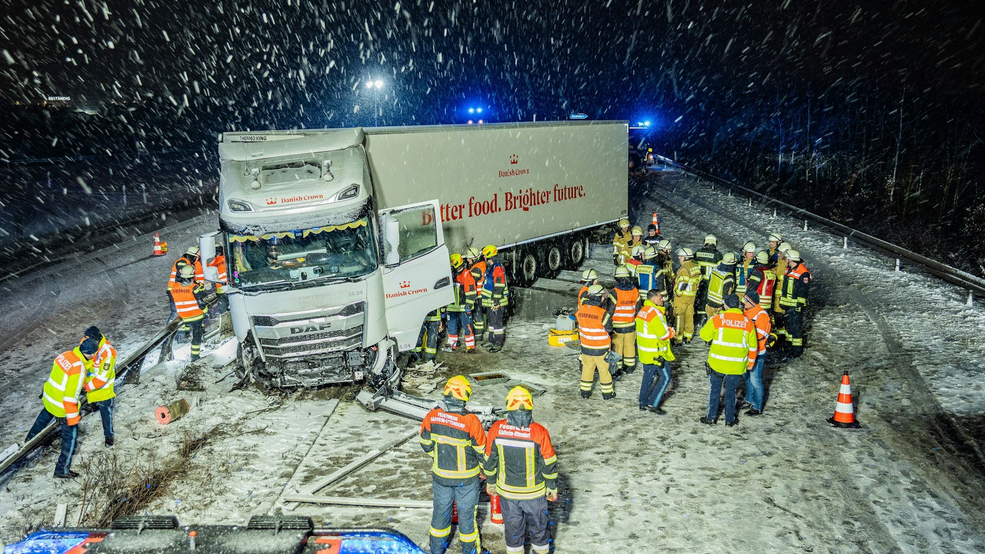 Einsatzkräfte arbeiten an der Unfallstelle auf der Autobahn 70 bei Gochsheim (Lkr. Schweinfurt). Foto: Ferdinand Merzbach/NEWS5/dpa