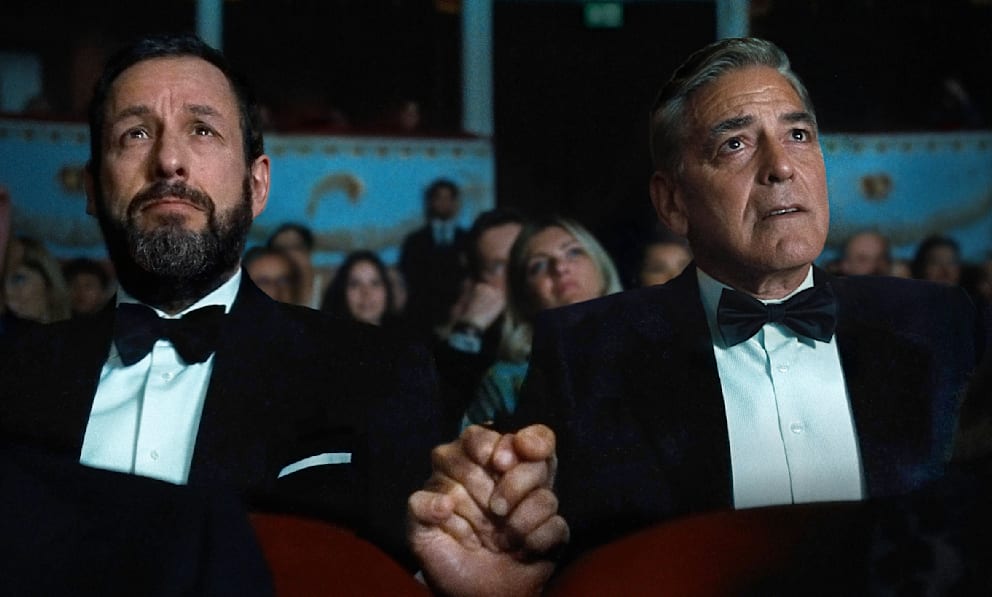 Adam Sandler als Ron Sukenick und George Clooney (64, r.) als Jay Kelly in dem Netflix-Film „Jay Kelly“