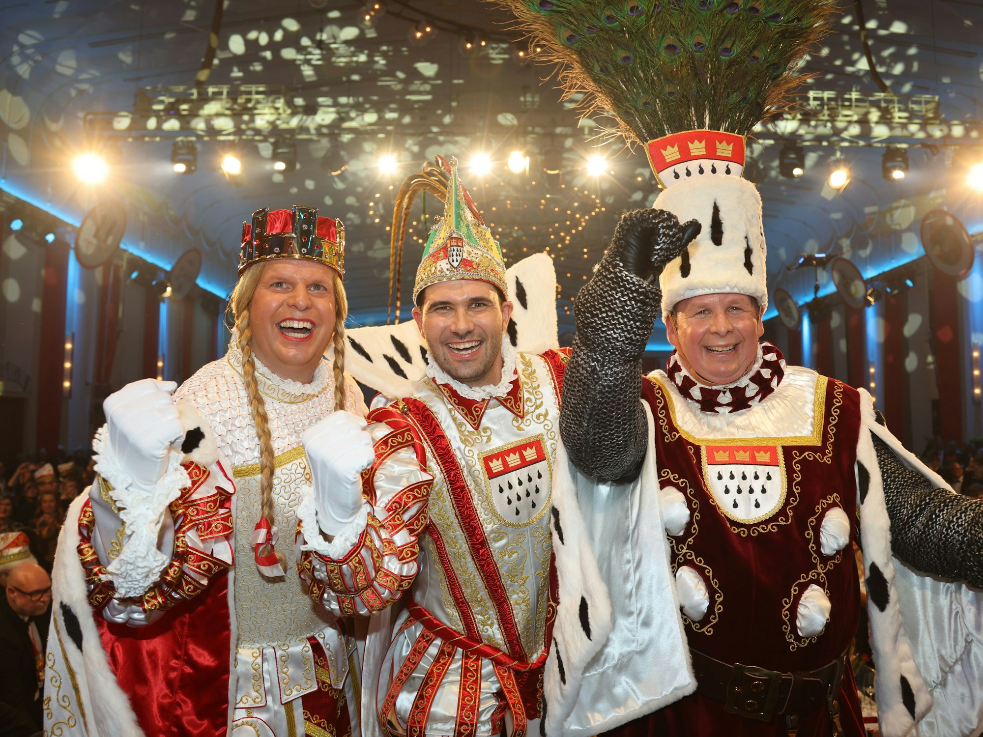 Das Kölner Dreigestirn steht auf der Bühne.