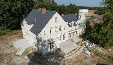 Das Herrenhaus in Panowice wird aus Ruinen wieder aufgebaut. Es wurde im 19. Jahrhundert erbaut.