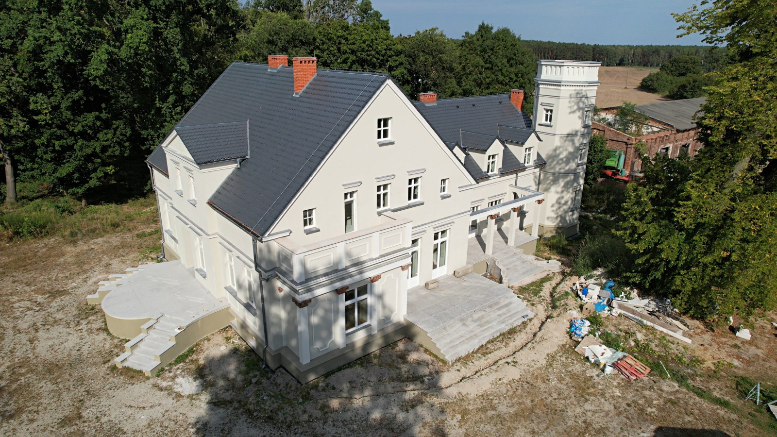 Das Herrenhaus in Panowice wird aus Ruinen wieder aufgebaut. Es wurde im 19. Jahrhundert erbaut.