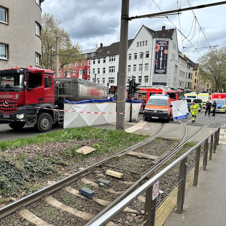 Zu sehen sind die Kölner Polizei und Feuerwehr im Einsatz nach einem schweren Verkehrsunfall.