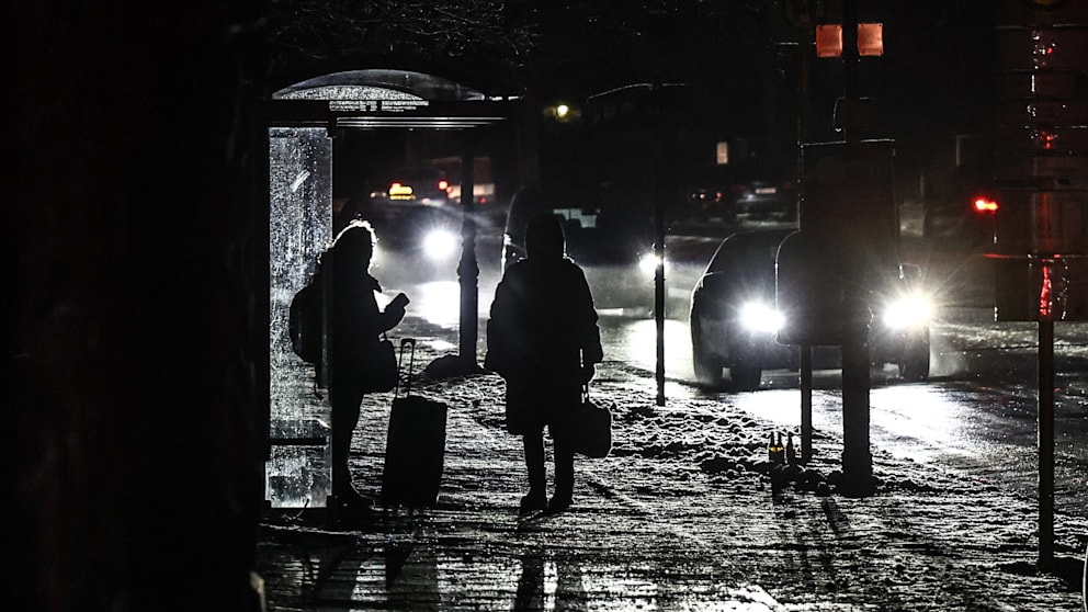 An vielen Stellen sorgen nur die Scheinwerfer der Autos für Licht auf den stockdunklen Straßen