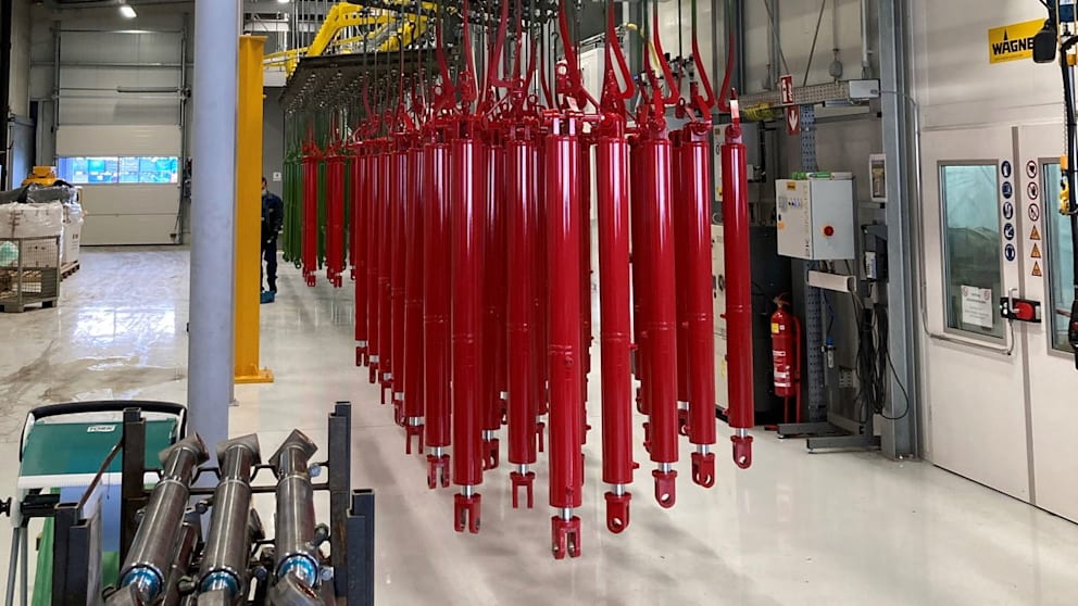 Blick in eine Produktionshalle der KMF Kemptener Maschinenfabrik (Archivbild)