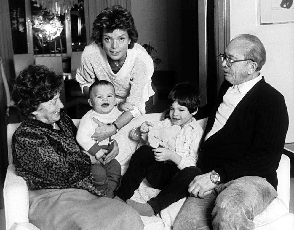 Die Schauspielerin Uschi Glas und ihre Eltern, Christian und Josey Glas, spielen mit ihren beiden Söhnen Alexander (l) und Benjamin (r) am 26.1.1983 bei einem Besuch bei ihr zuhause in München. Am 2. März 2004 feiert die Schauspielerin ihren 60. Geburtstag