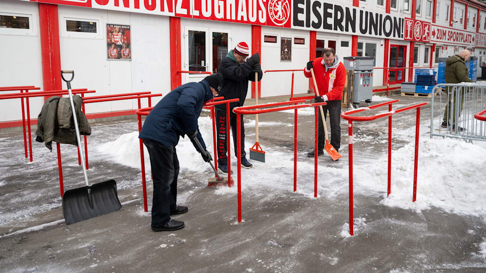 Schon am Donnerstag packten die ersten Fans mit an, schoben und fegten den Schnee weg