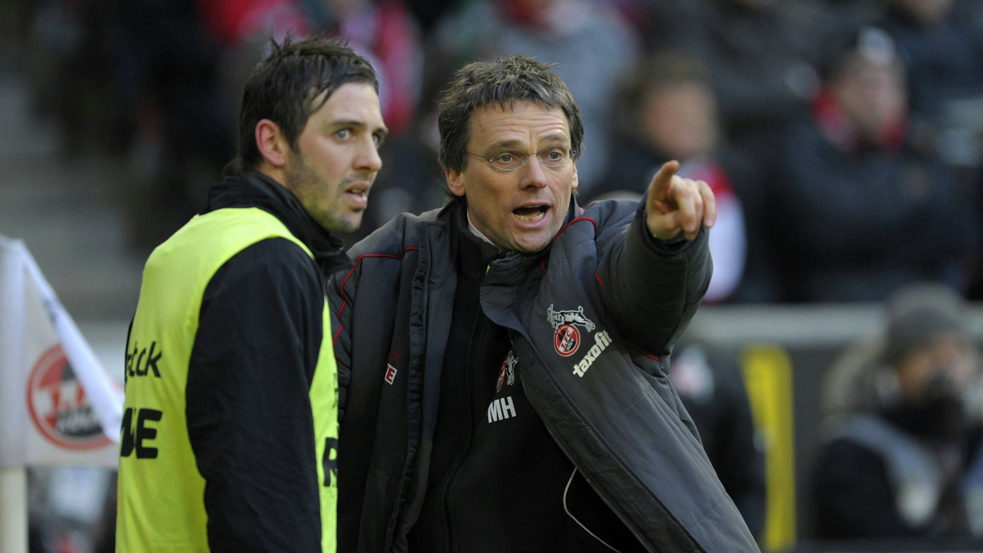 Michael Henke mit Anweisungen bei einem Spiel des 1. FC Köln.