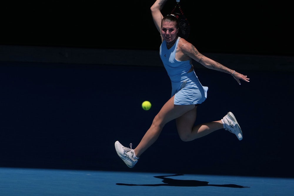 „Was ist nur los mit dieser Welt? Und ab welchem Zeitpunkt begannen die Menschen, kraftvolle Aufschläge und Vorhände höher zu bewerten als zerstörte Leben?“ Oleksandra Olijnykowa übt massive Kritik daran, dass Tennisprofis aus Russland und Belarus weiterhin mitwirken dürfen.