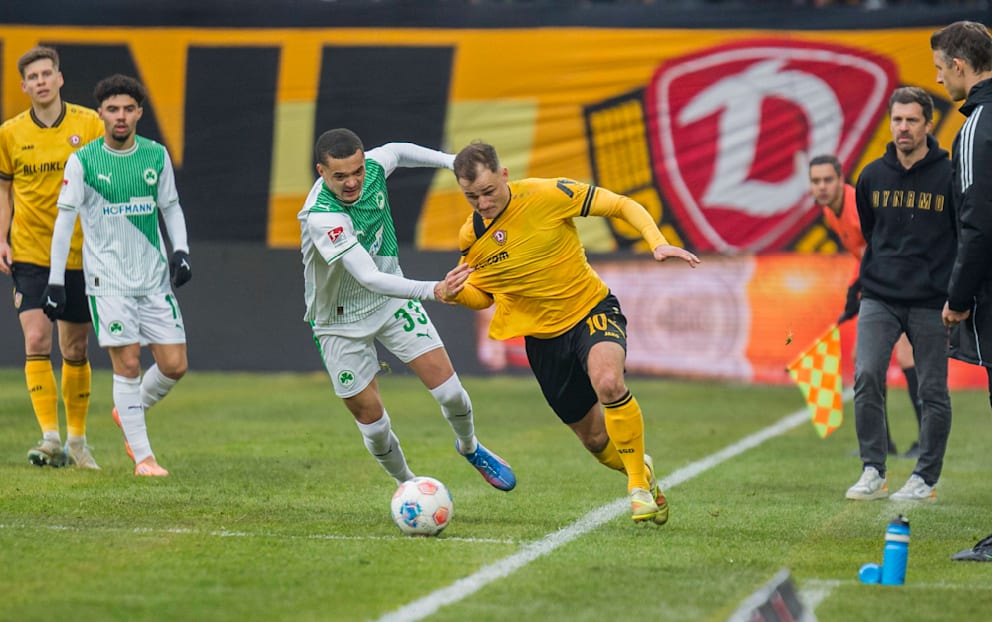 Jakob Lemmer will vor den Augen seines Trainers Thomas Stamm jetzt von der Außenlinie nach innen ziehen