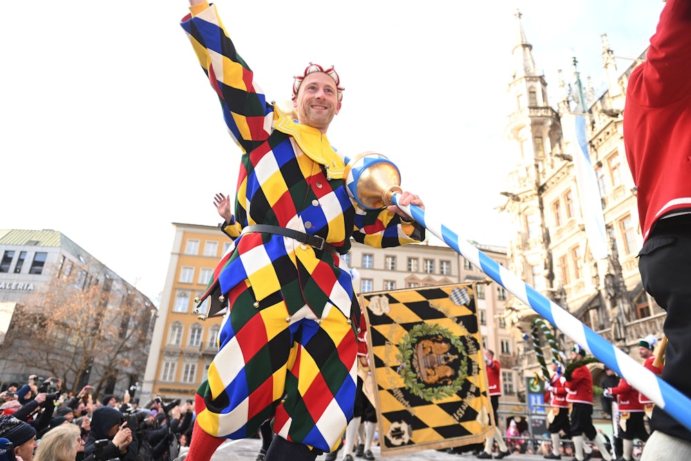 Der Kasperl schwärzt den Zuschauern die Nasen.