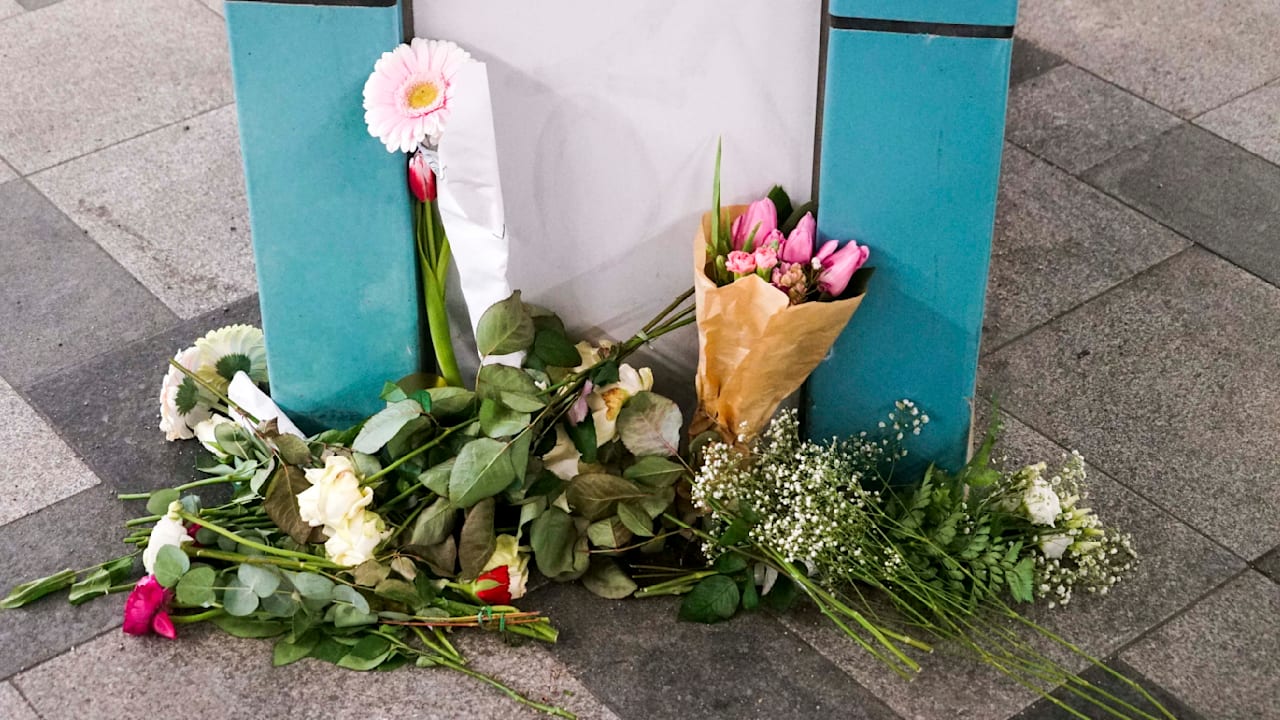 Nach U-Bahn-Tod in Hamburg: Blumen am Tatort gestohlen | Regional