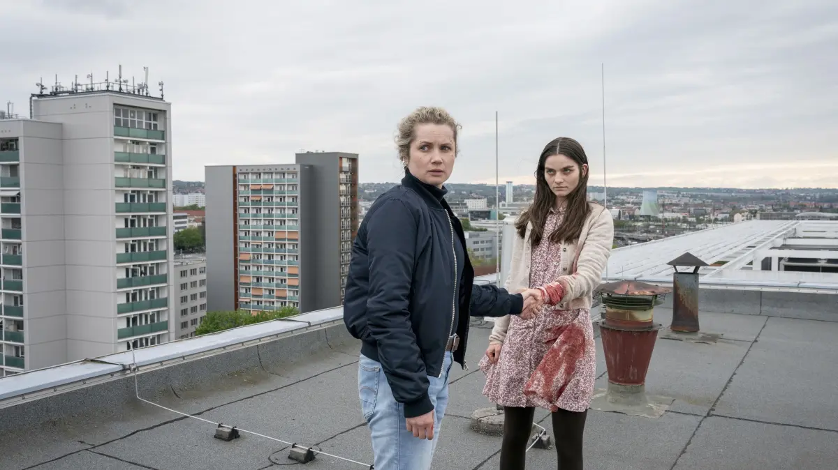 Amanda (Emilie Neumeister, r.) ist aus einem Kellervlies geflüchtet und hat sich auf einem Hausdach versteckt.