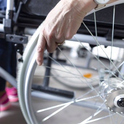 Pflegekräfte fanden die Frau schwer verletzt und hilflos auf dem Treppenabsatz. (Symbolbild)