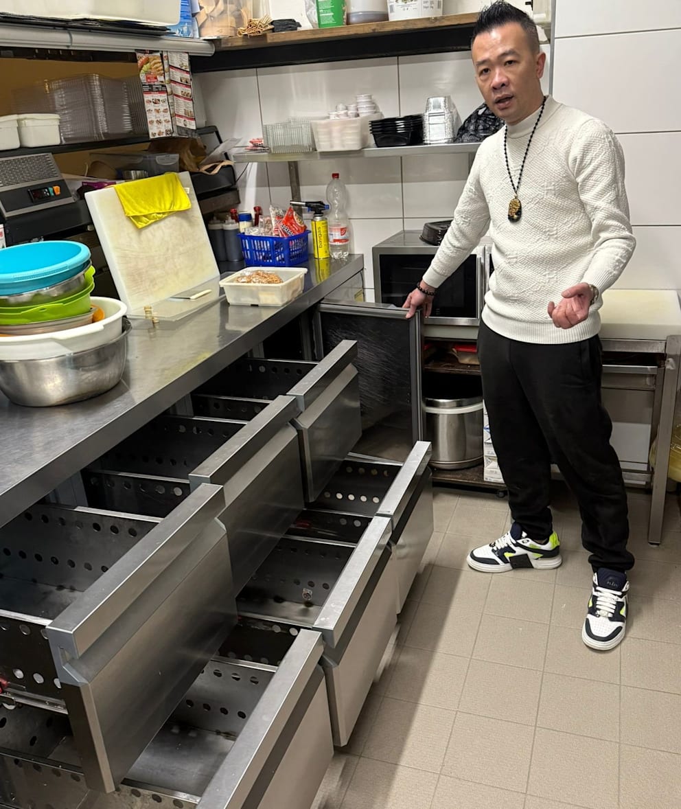 Alle Lebensmittel aus seiner Kühlung musste der Berliner Gastronom wegwerfen. Die Fächer sind leer
