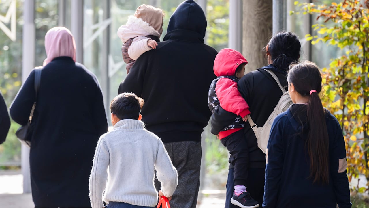 Jahresbilanz 2025: Jeder 6. Asylbewerber wird in Deutschland geboren | Politik
