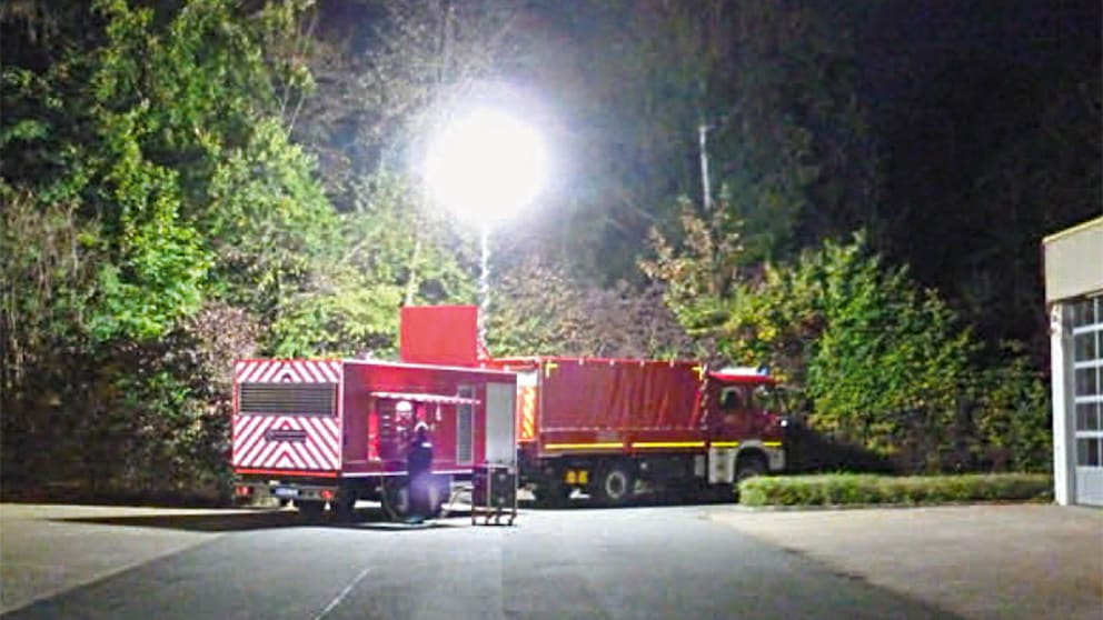 Diese Feuerwehr-Anhänger sollen die Stromversorgung in Teilen Westberlins wieder herstellen