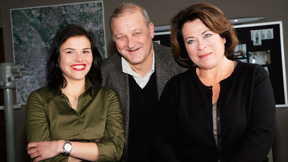 Leonard Lansink mit seiner „Wilsberg“-Kollegin Rita Russek (73) und Katharina Wackernagel (47) am Set des Münster-Krimis
