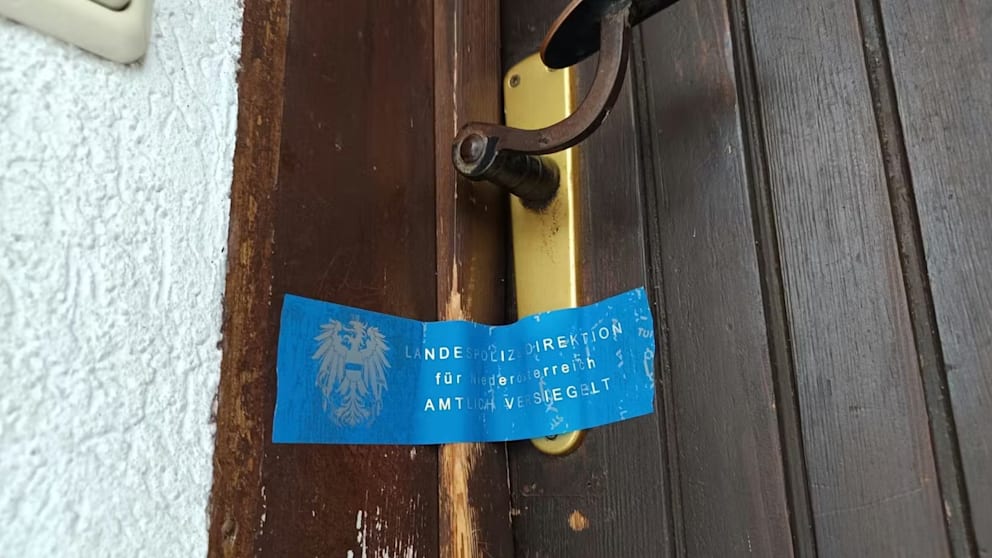 Die österreichische Polizei hat die Tür zum Haus versiegelt