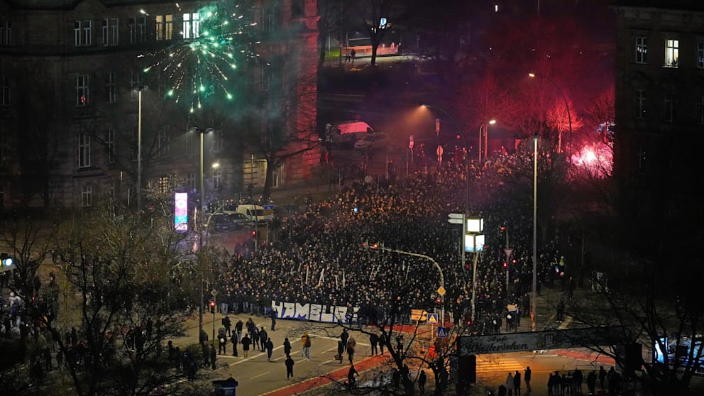 Die HSV-Fans auf dem Weg
