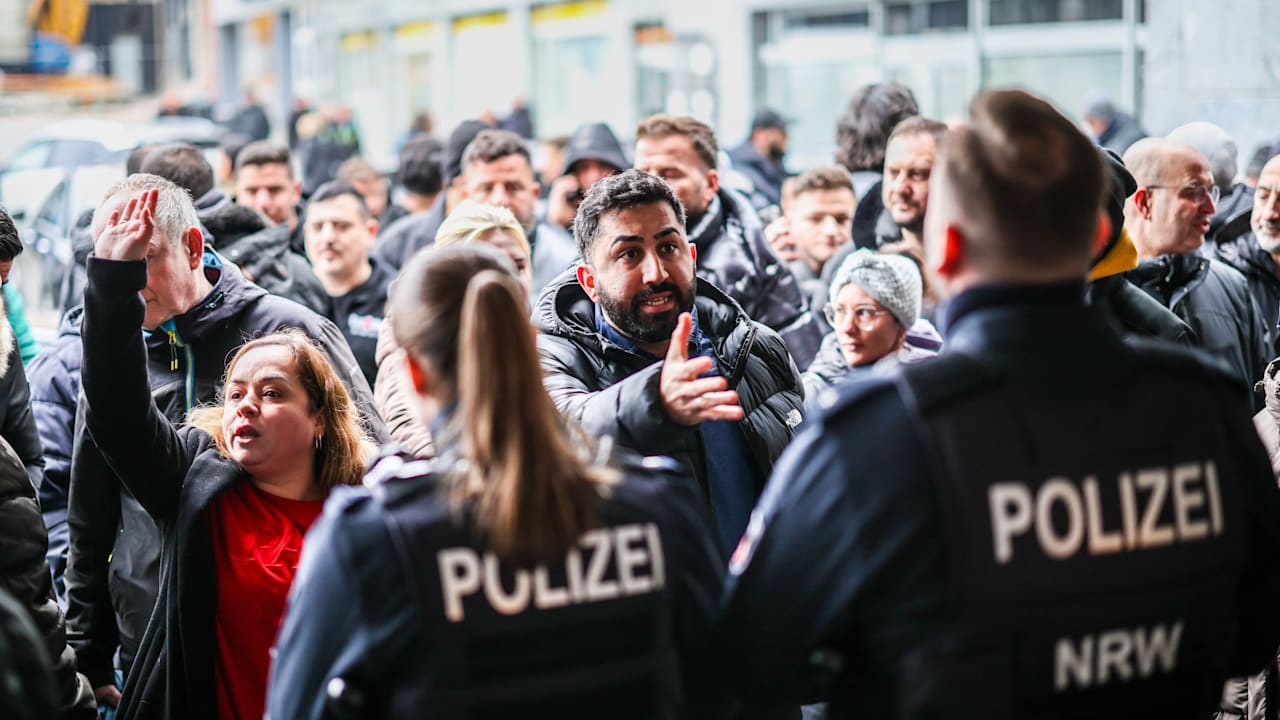 Nach Sparkassen-Coup in Gelsenkirchen: Polizei vernimmt tausende Opfer | Regional