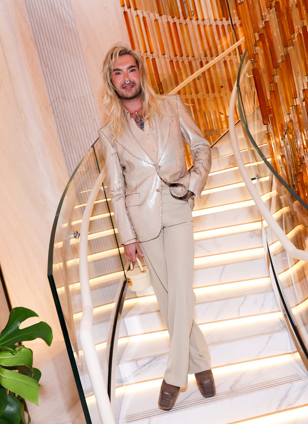 Sänger, Model und Podcaster Bill Kaulitz im Bulgari-Flagship-Store in Beverly Hills. Für die Feier der „Eternal-Kollektion“ wollte sich Bill den Frische-Kick durchs Eiswasser holen
