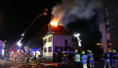 Feuerwehr löscht Dachstuhlbrand in Sankt Augustin – Haus unbewohnbar