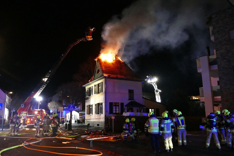 Feuerwehr löscht Dachstuhlbrand in Sankt Augustin – Haus unbewohnbar