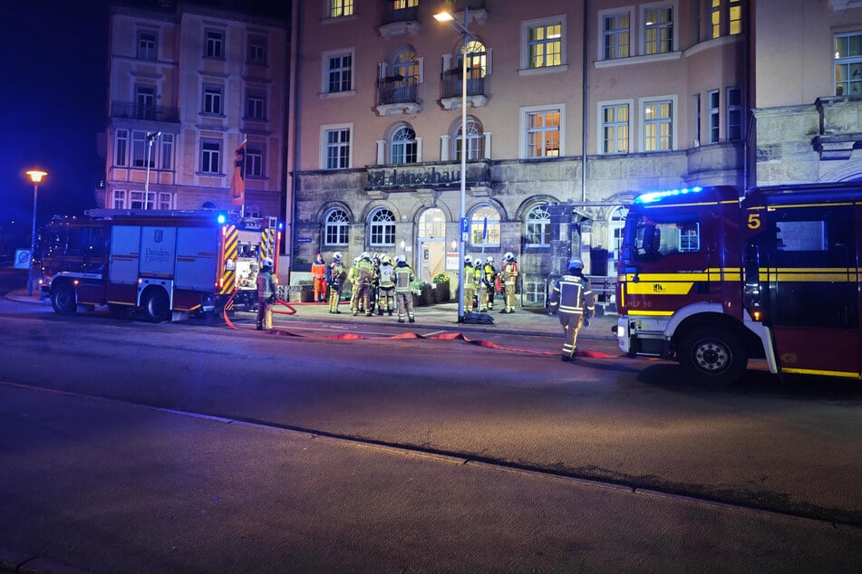 Mit einem Großaufgebot rückte die Feuerwehr am Donnerstagabend zum Pflegeheim "Hansahaus" an.