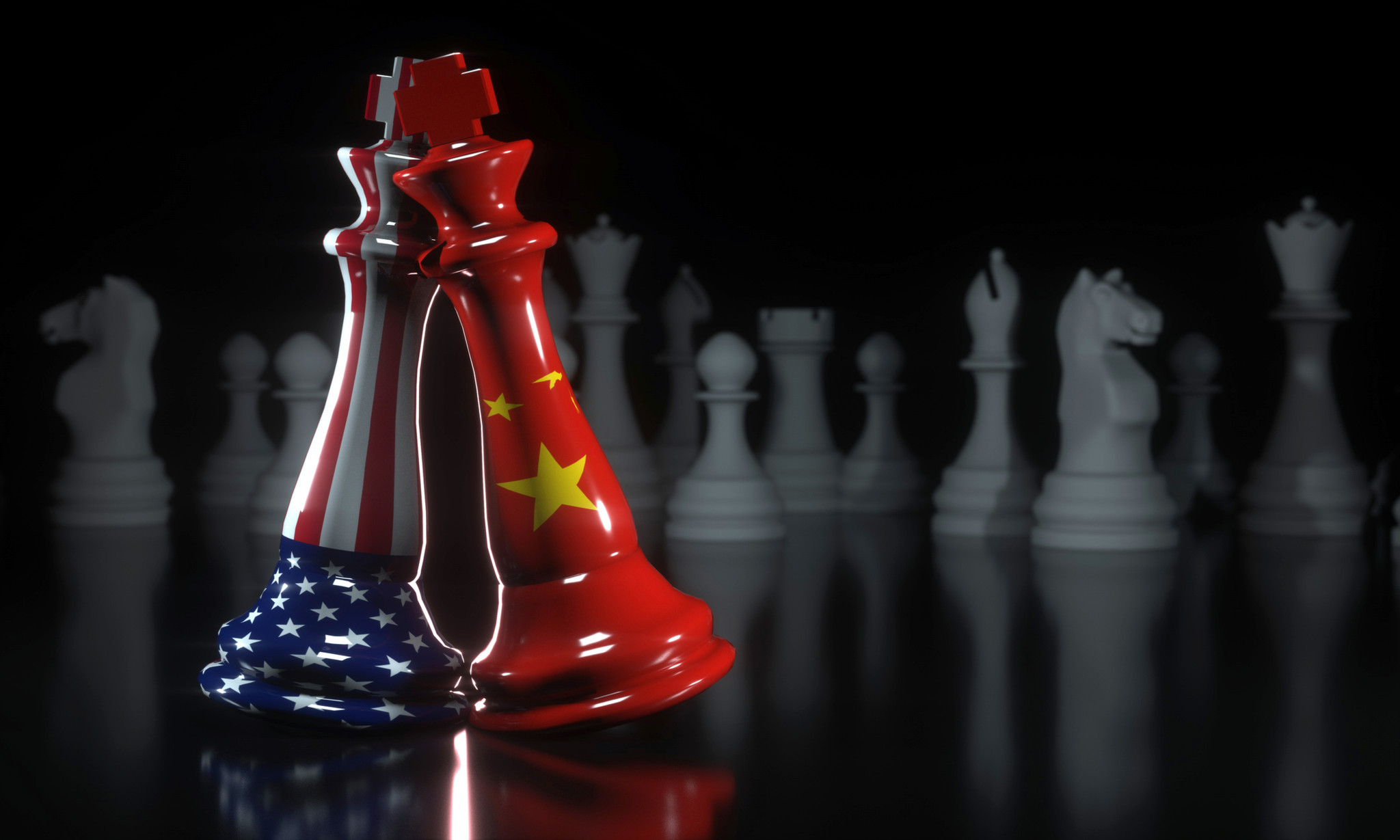 Zerbrochene Schachfiguren mit US- und China-Flaggen, symbolisieren Handelskonflikt zwischen den beiden Nationen.