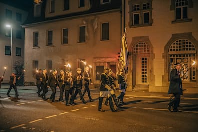 Umstrittener Fackelmarsch beim „Coburger Pfingstkongress“ deutscher Turnerschaften und Landsmannschaften, bei dem es immer wieder zu Ausschreitungen kommt. Rafael Heygster hat in Coburg für seine Arbeit „Democracy dies in Daylight“ fotografiert.
