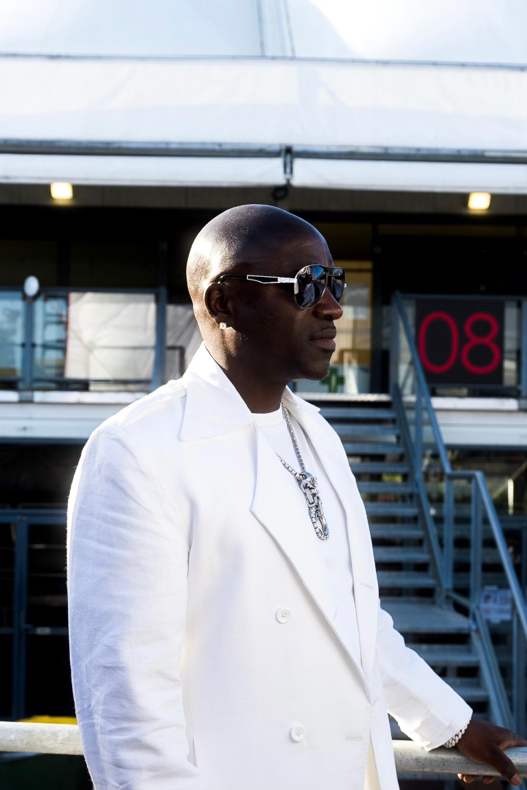 akon press shot tour