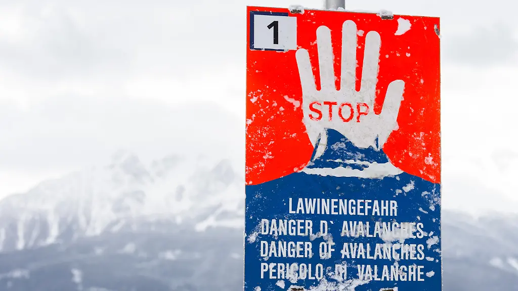 ARCHIV-03-01-2019-Oesterreich-Innsbruck-Ein-Warnschild-mit-der-Aufschrift-Stop-Lawinengefahr-ist-im-Raum-Innsbruck-zu-sehen