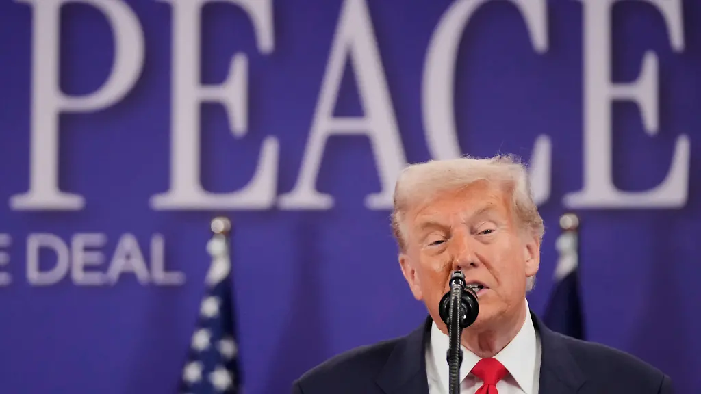 ARCHIV-26-10-2025-Malaysia-Kuala-Lumpur-Praesident-Donald-Trump-spricht-im-Oktober-2025-waehrend-einer-Unterzeichnungszeremonie-am-Rande-des-Asean-Gipfels