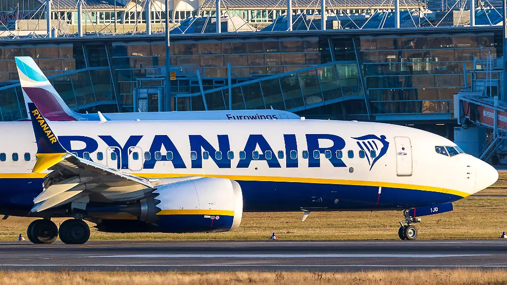 Albrecht-Duerer-Airport-Nuernberg-27-12-2025-Eine-Boeing-737-der-Fluggesellschaft-Ryanair-mit-der-Kennung-EI-IJD-rollt-nach-der-Landung-aus-Die-Maschine-ist-soeben-aus-London-Stansted-am-Albrecht-Duerer-Flughafen-Nuernberg-angekommen-Im-Hintergrund-ist-das-Terminal-mit-einem-Eurowings-Schriftzug-sichtbar