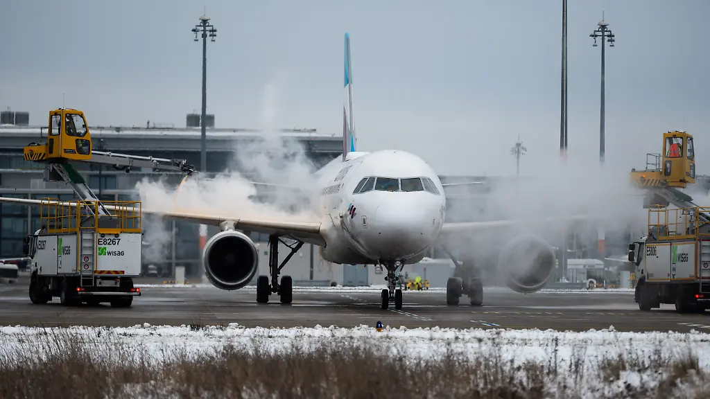 Am-Flughafen-Berlin-Brandenburg-BER-wird-ein-Flugzeug-der-Airline-Eurowings-auf-einer-Enteisungsflaeche-enteist