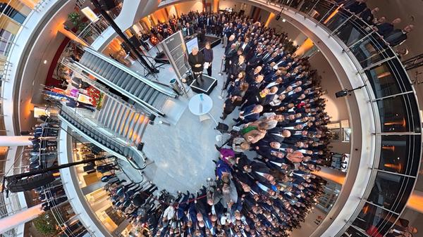 Rund 1600 Gäste waren zugegen, darunter Menschen aus der Stadtgesellschaft, wie die Vorsitzenden der Bürger- und Vorstadtvereine, verdiente Bürgerinnen und Bürger, die sich in diesen Vereinen engagieren, sowie Persönlichkeiten aus Politik, Kultur, Sport, Kirche und Wirtschaft.