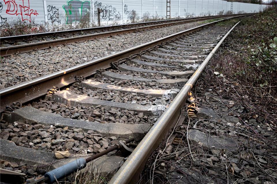 An Bahngleisen zwischen Essen und Oberhausen sind Schäden zu erkennen. Nach dem Entgleisen einer Güterzuglok in Essen durch ein befestigtes Metallteil gibt es nach Angaben der Ermittlungsbehörden bisher weder einen Tatverdächtigen noch ein Bekennerschreiben.Justin Brosch/dpa