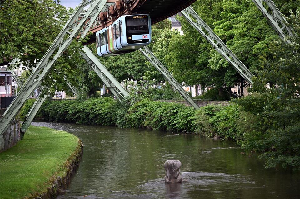 An den Sturz des kleinen Elefanten Tuffi aus der Schwebebahn erinnert eine Skulptur in der Wupper. (Archivbild) Federico Gambarini/dpa