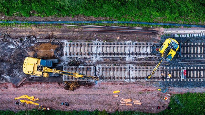 An der Bahnstrecke zwischen Berlin und Hamburg wird noch bis Ende April 2026 gebaut. (Symbolbild)