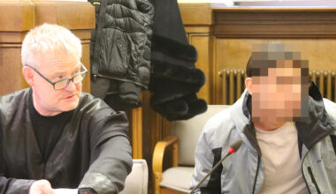 Angeklagter mit Anwalt.