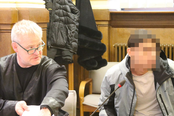 Angeklagter mit Anwalt.