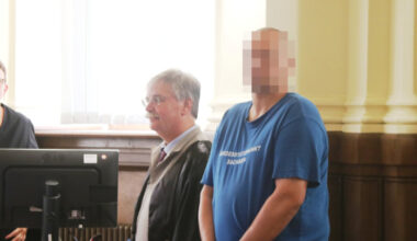 Verdächtiger und Anwalt im Gericht.