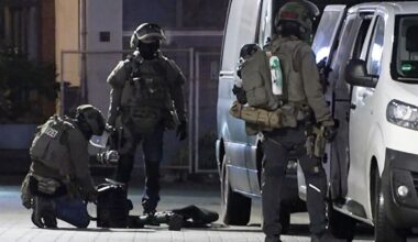 Nordrhein-Westfalen: Polizei findet drei scharfe Waffen in Auto - SEK-Einsatz